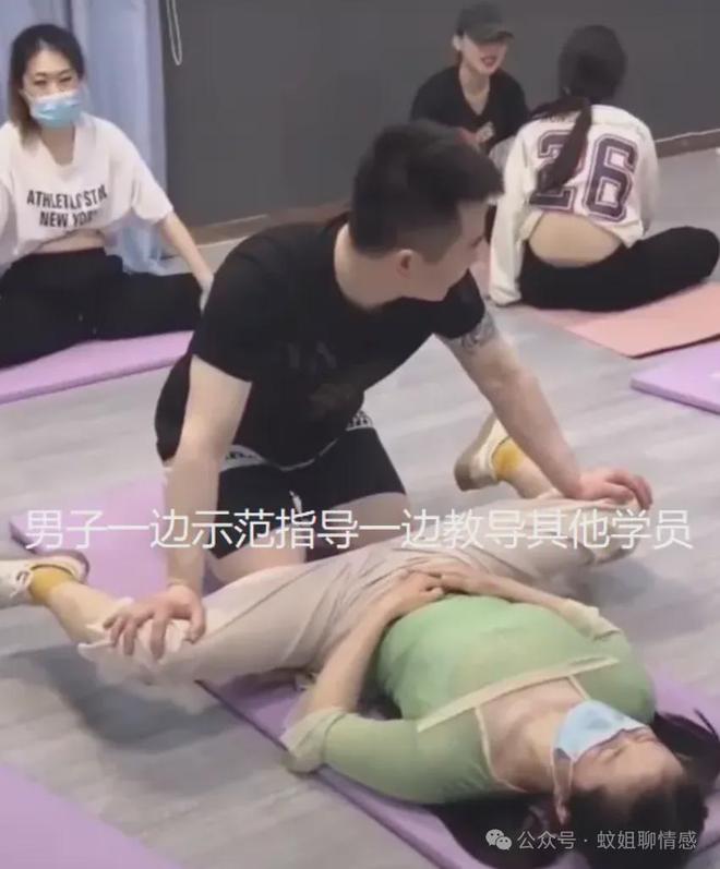 6686体育官方网站女子练瑜伽找男教练躺地压腿一声不吭网友：这姿势只能老公做(图2)