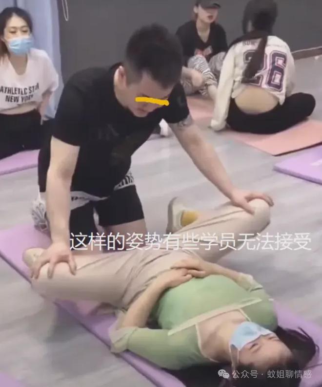 6686体育官方网站女子练瑜伽找男教练躺地压腿一声不吭网友：这姿势只能老公做(图1)